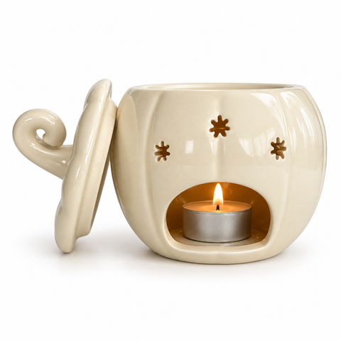 Quemador calabaza blanca con tapa retirada, tallo blanco y vela de té encendida visible en la abertura posterior, sobre fondo blanco.