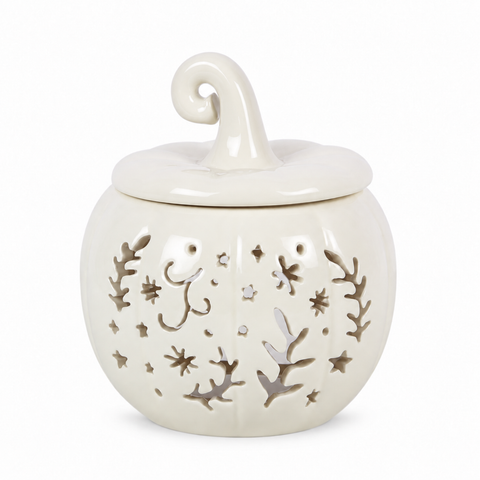 Quemador de calabaza blanca con hojas y estrellas caladas, tapa y tallo blancos, sobre fondo blanco.