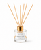 Mikado Garden of Calm de Moments & Candles sobre fondo blanco, con frasco de cristal, cuello dorado y seis varillas de ratán.